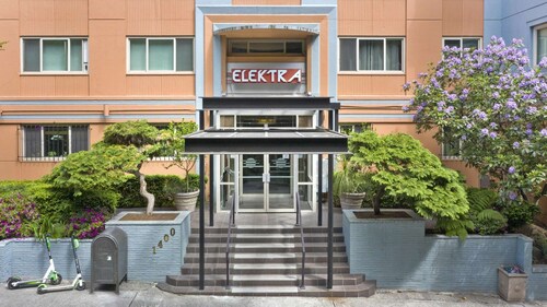Elektra Muse Studio w/ Views - Walker’s Paradise