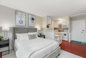Iron/ironing board, WiFi, bed sheets