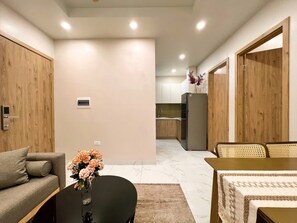 Apartamento família, vista para a cidade | Área de estar