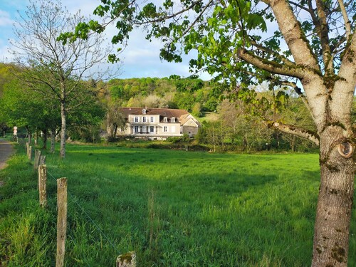 Maison entière dans parc arboré. La nature, l'art, la vie !
