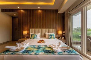Phòng Cao cấp | Minibar, bàn, khu vực làm việc phù hợp cho laptop, màn/rèm cản sáng 