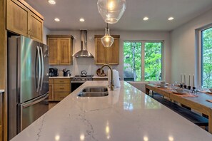 冷蔵庫、電子レンジ、オーブン、コンロ