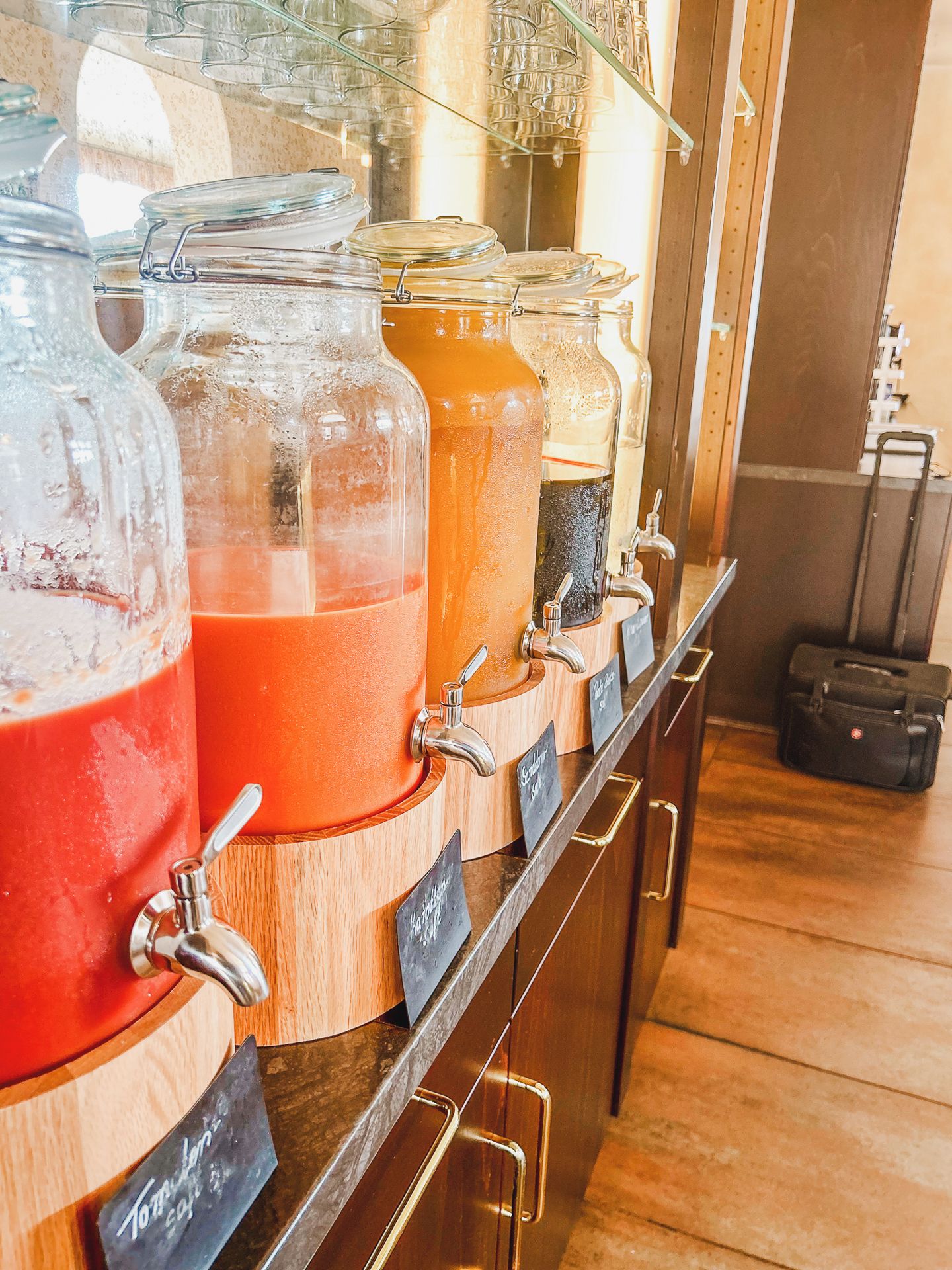 Een drankstation met meerdere tappunten, elk voorzien van een label, in een zakelijke omgeving.