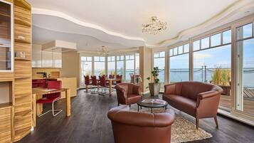 Penthouse-Suite mit Meerblick | Hypo-allergenic bedding, minibar, in-room safe, desk