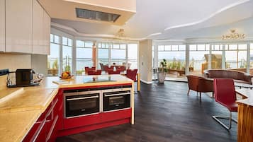 Penthouse-Suite mit Meerblick | Coin séjour | Télévision à écran plat de 28 pouces avec chaînes par câble