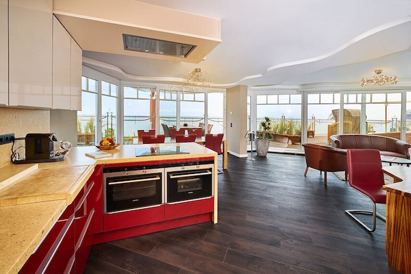 Penthouse-Suite mit Meerblick | Área de sala de estar | Televisión de pantalla plana de 28 pulgadas con canales por cable