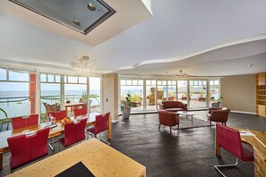 Penthouse-Suite mit Meerblick | Wohnbereich | 28-Zoll-Flachbildfernseher mit Kabelempfang