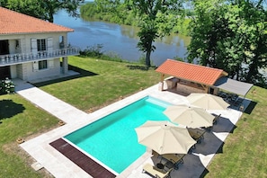 Una piscina al aire libre