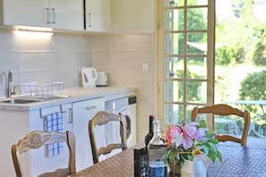 Fridge, microwave, oven, stovetop - "Mon rêve" villa situated on river Lot, ideal for families and groups relaxation (Sainte-Livrade-sur-Lot)