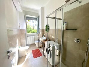 Regadera, amenidades de baño gratuitas, secadora de cabello, bidet 