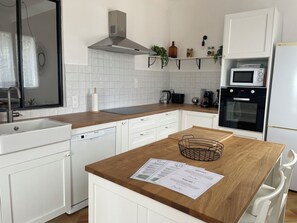 Frigorifero, microonde, forno, piano cottura