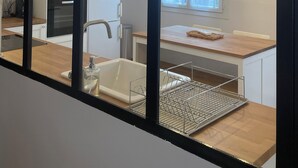 Kaffetrakter/tekoker, kjøleskap, mikrobølgeovn og ovn