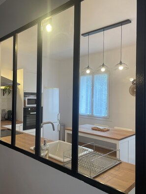 Frigorifero, microonde, forno, piano cottura