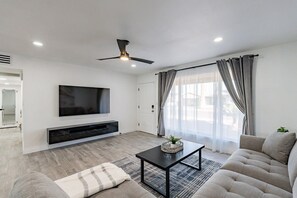 テレビ、書斎 / ワークスペース