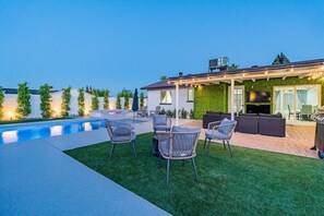 Outdoor dining - Scottsdale Lux Oasis, Pool Hot Tub Sleeps 12! (Scottsdale)