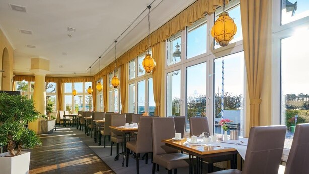 Free daily continental breakfast  - Strandhotel Luise von Preussen (Zinnowitz)