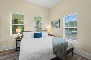 3 bedrooms, desk, free WiFi, bed sheets - "Cheerful Bungalow"-Downtown, W/D (Jacksonville)