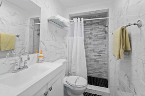 Dusche, Haartrockner, Shampoo