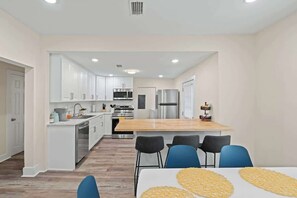 Dining - "Cheerful Bungalow"-Downtown, W/D (Jacksonville)