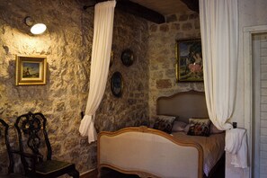 1 bedroom, iron/ironing board, WiFi, bed sheets - 120 year old stone villa with overlooking Lake Skadar,15minutes from the capital (Podgorica)