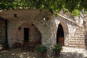 Outdoor dining - 120 year old stone villa with overlooking Lake Skadar,15minutes from the capital (Podgorica)