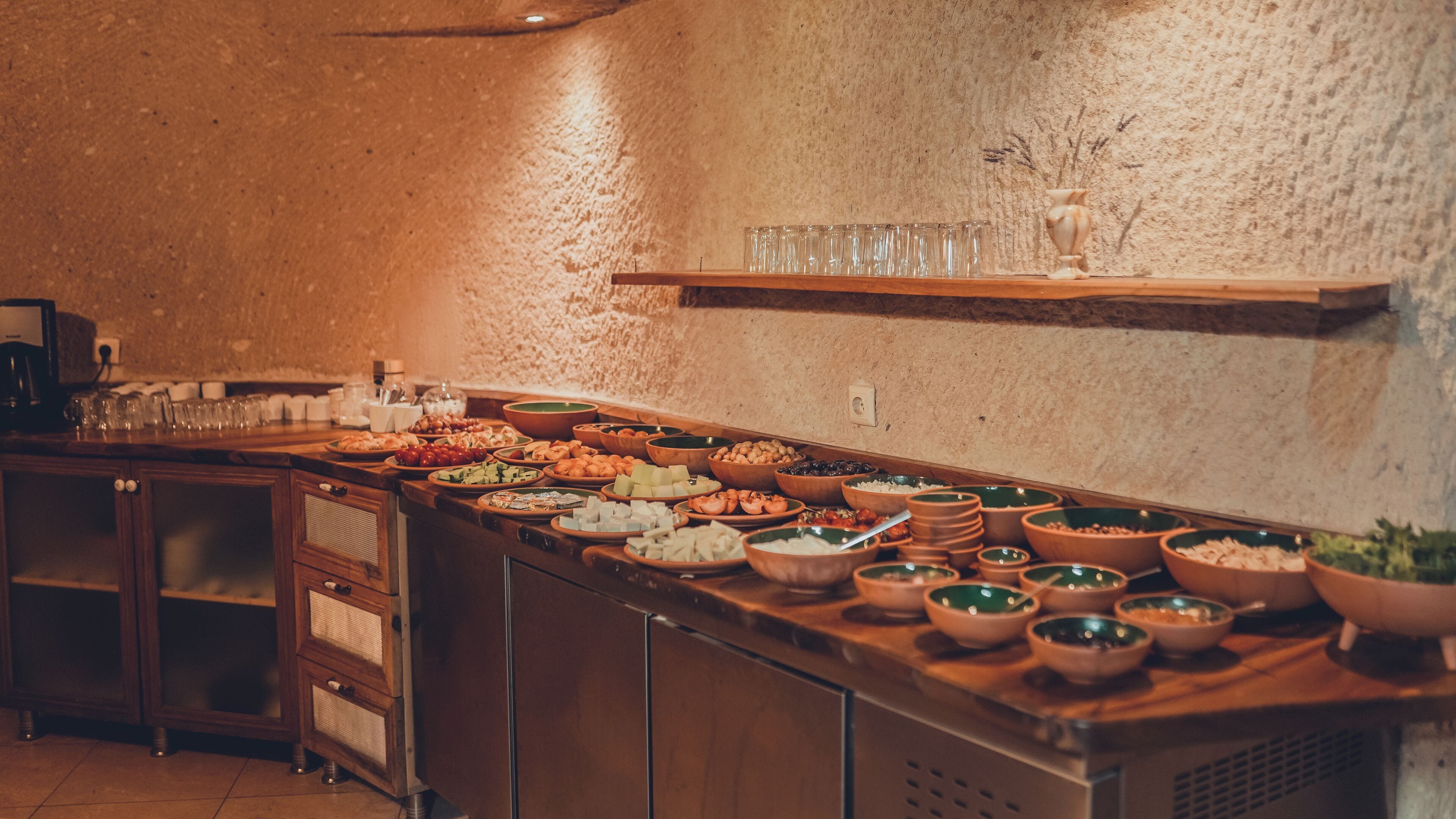 Montaje de bufé con diferentes alimentos y recipientes en una barra.