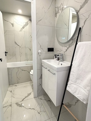 Serviettes fournies, papier toilette