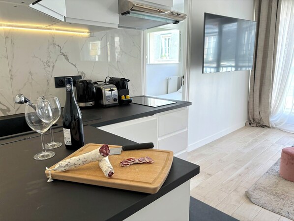 Kühlschrank, Mikrowelle, Wasserkocher mit Kaffee-/Teezubehör