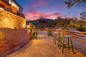 Outdoor dining - Ravens Rock Retreat: Clifftop Estate w/ 360 Views (Sedona)