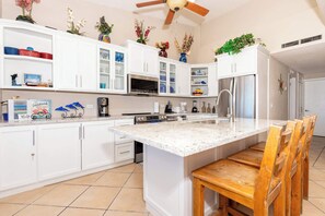 Fridge, microwave, oven, stovetop - Super Beachfront Condo Ground Level on Sandy Beach (Puerto Peñasco)