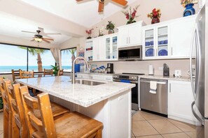 Kjøleskap, mikrobølgeovn, ovn og kokeplater