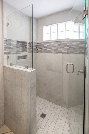 Shower, hair dryer, towels - Super Beachfront Condo Ground Level on Sandy Beach (Puerto Peñasco)