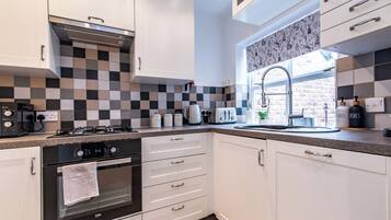 Apartemen, 2 kamar tidur | Dapur pribadi | Lemari es besar, microwave, oven, dan kompor