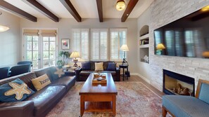 スマートテレビ、暖炉、書斎 / ワークスペース