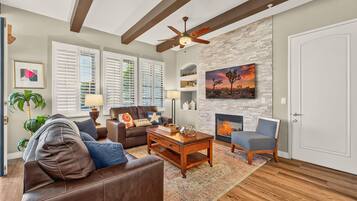 Smart TV, chimenea y oficina