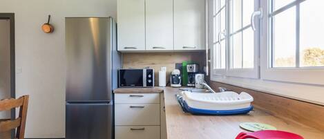 Fridge, microwave, dishwasher, coffee/tea maker