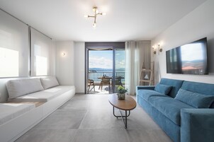 Royal Apartment | Living area | 40-inch Smart TV with cable channels