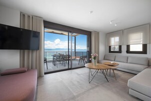 Royal Apartment | Living area | 40-inch Smart TV with cable channels