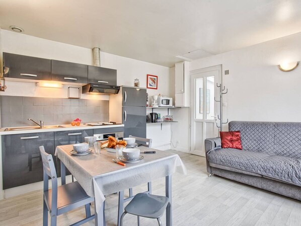 Réfrigérateur, micro-ondes, four, cafetière/bouilloire