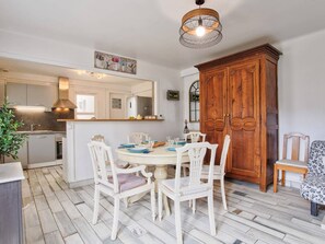 Dining - Family-Friendly House Near Beach and Shops (Merville-Franceville-Plage)