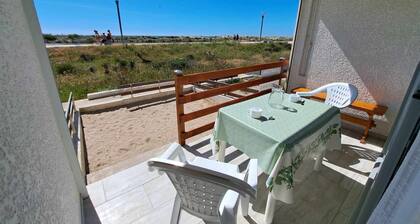 Appartement rénové 2024, face à la mer, parking privé, terrasse, idéal famille!