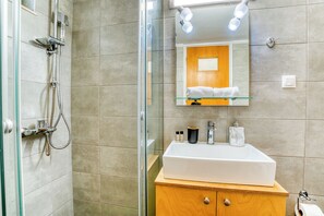 Shower, free toiletries, hair dryer, towels - Blue Boutique Apts  (Malevizi)