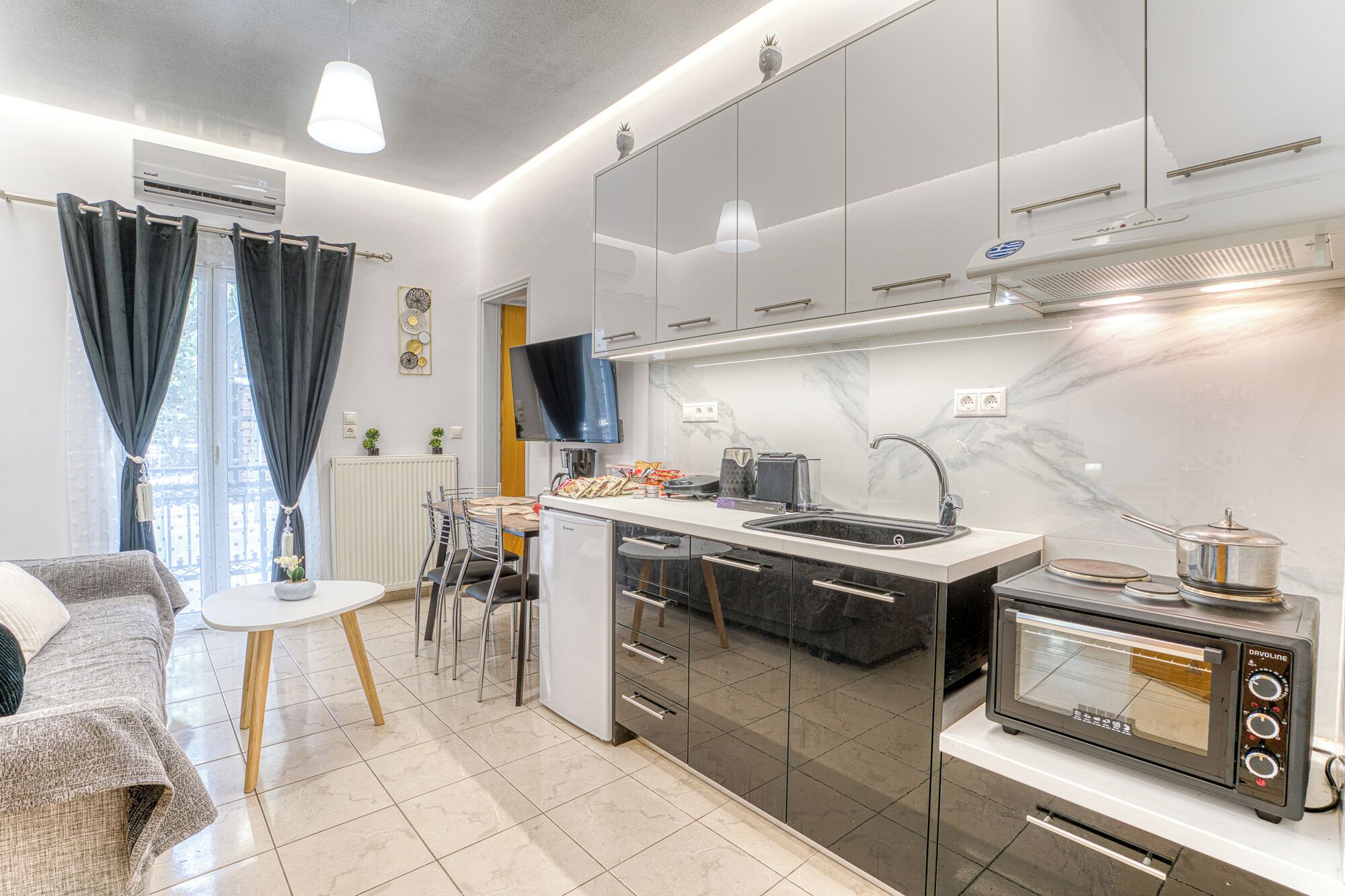 Lemari es kecil, microwave, kompor, dan ketel listrik