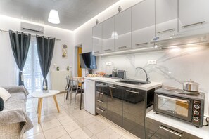 Mini-fridge, microwave, stovetop, electric kettle - Blue Boutique Apts (Malevizi)