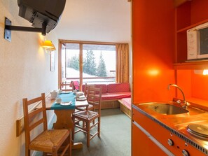 Fridge, stovetop, coffee/tea maker - Bright studio near center, balcony, Les Arcs 1800 (Les Arcs 1800)