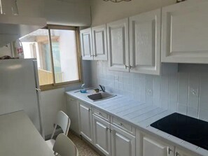 Refrigerador, microondas, parrilla de estufa y cafetera y tetera 