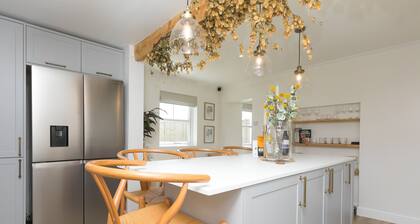 Dowran – Canonstown – On-Site Parking – Dog-Friendly – Garden