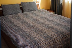 A bed with a patterned bedspread and two pillows. - Apartment - Sleeps 4 & Free Parking (Nessebar)