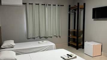 Quarto exclusivo, várias camas, vista para o pátio | Roupas de cama antialérgicas, ferros/tábuas de passar roupa