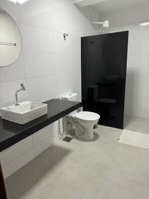 Ropa de cama hipoalergénica y tabla de planchar con plancha 